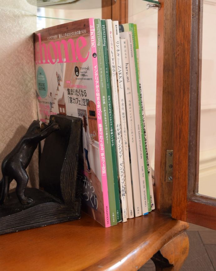 アンティークのキャビネット　アンティーク家具　英国で見つけたアンティーク家具、背中のミラーがキラキラ輝くガラスキャビネット。扉の中は収納たっぷりA4サイズの雑誌までしっかり収納出来ちゃう大きさ。(k-2701-f)