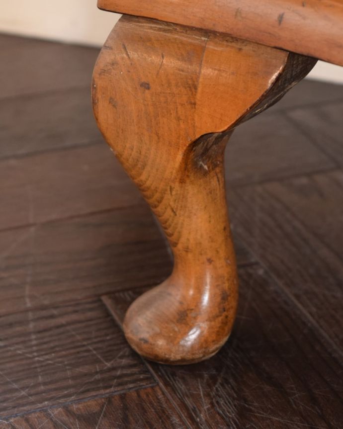 アンティークのキャビネット　アンティーク家具　英国で見つけたアンティーク家具、背中のミラーがキラキラ輝くガラスキャビネット。女性１人でもラクに運べちゃうヒミツHandleのアンティークは、脚の裏にフェルトキーパーをお付けしているので、床を滑らせれば女性でも移動がカンタンに出来ます！。(k-2701-f)