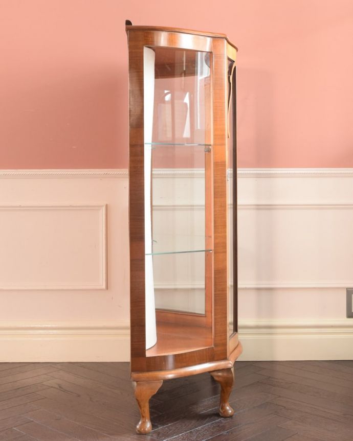 アンティークのキャビネット　アンティーク家具　英国で見つけたアンティーク家具、背中のミラーがキラキラ輝くガラスキャビネット。サイドからもたっぷりの光背板の部分以外は全てガラス。(k-2701-f)