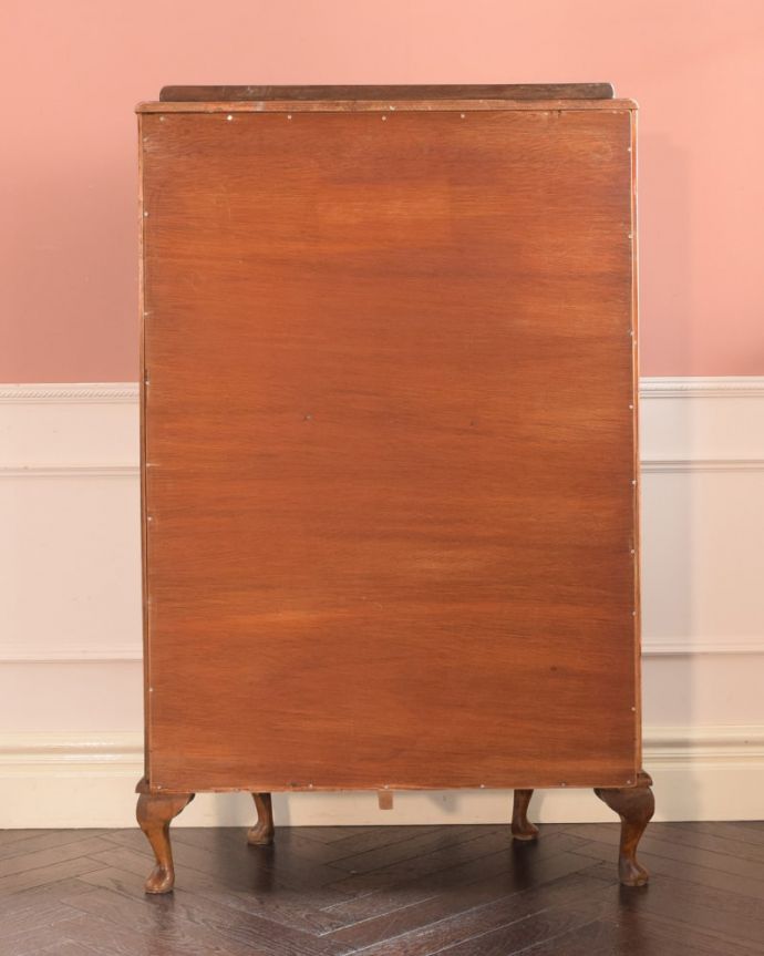 アンティークのキャビネット　アンティーク家具　英国で見つけたアンティーク家具、背中のミラーがキラキラ輝くガラスキャビネット。キレイに修復しました！アンティークは新品ではないので、経年変化によるキズはありますが、専門の職人がキレイにお直しをしているので、後ろ姿もキレイです。(k-2701-f)