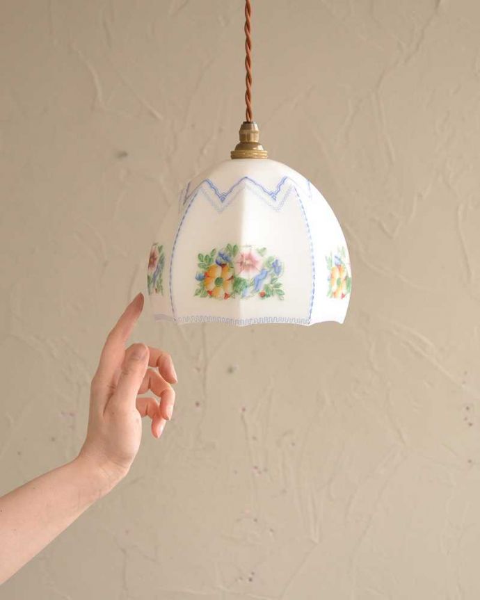 ペンダントライト　照明・ライティング　色とりどりのお花が咲く可愛いアンティークのペンダントライト（コード・シャンデリア電球・ギャラリーなし）。。(k-2701-z)