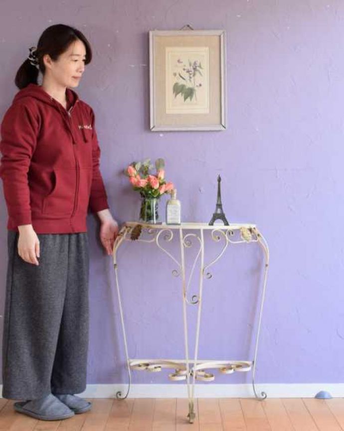 アンティークのテーブル アンティーク家具 フランスらしい華やかなアンティーク家具、アイアン曲線が素敵なコンソールテーブル。壁にピタッと付けるだけで出来るおしゃれコーナーハーフムーン型のコンソールテーブルは見せる場所を作ってくれる最強のアンティーク家具。(k-2702-f)