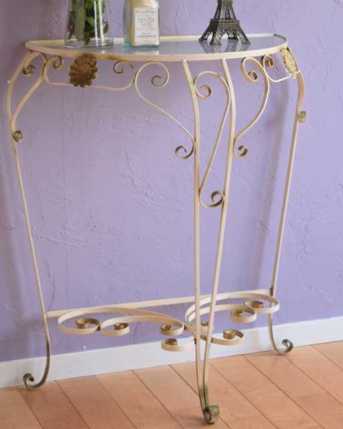 アンティークのテーブル アンティーク家具 フランスらしい華やかなアンティーク家具、アイアン曲線が素敵なコンソールテーブル。アンティークのアイアンが作り出す曲線美まだ機械が現代ほど発達していない時代に、職人さんはどうやって曲げたんだろう?と不思議になるくらいの美しさ。(k-2702-f)