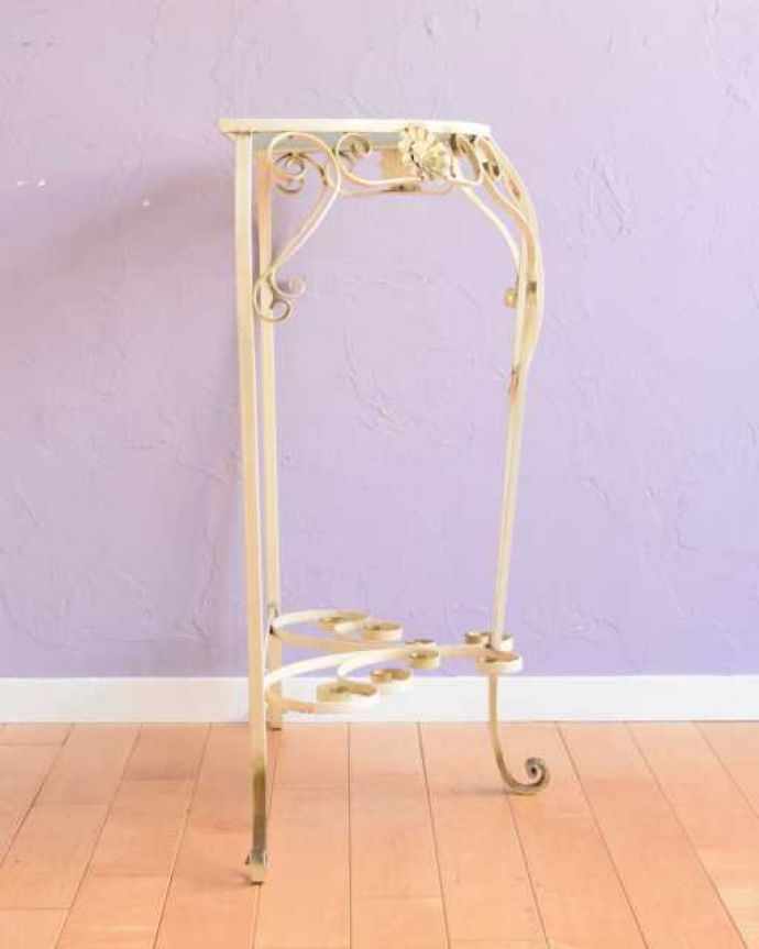 アンティークのテーブル アンティーク家具 フランスらしい華やかなアンティーク家具、アイアン曲線が素敵なコンソールテーブル。横から見るとよく分かります曲線のラインを横から見てみると、こんな感じに見えます。(k-2702-f)