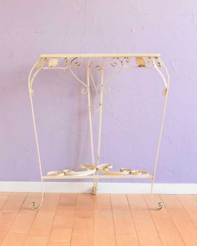 アンティークのテーブル アンティーク家具 フランスらしい華やかなアンティーク家具、アイアン曲線が素敵なコンソールテーブル。後ろから見ると・・・もちろん新品ではないので経年変化によるキズはありますが、専門の職人が修復したのでキレイです。(k-2702-f)