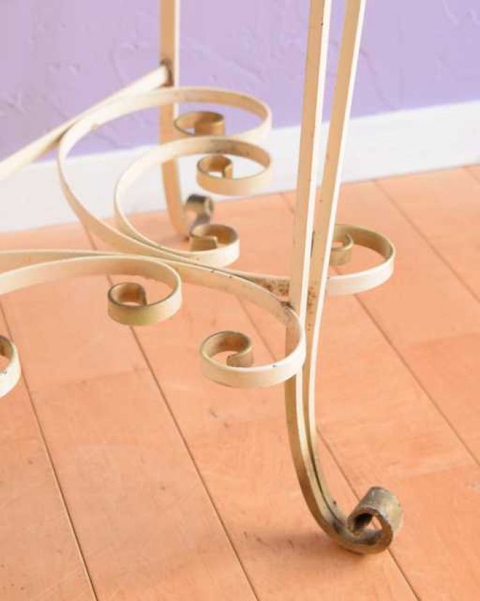 アンティークのテーブル アンティーク家具 フランスらしい華やかなアンティーク家具、アイアン曲線が素敵なコンソールテーブル。持ち上げなくても移動できます!Handleのアンティークは、脚の裏にフェルトキーパーをお付けしていますので、床を滑らせてれば移動が簡単です。(k-2702-f)