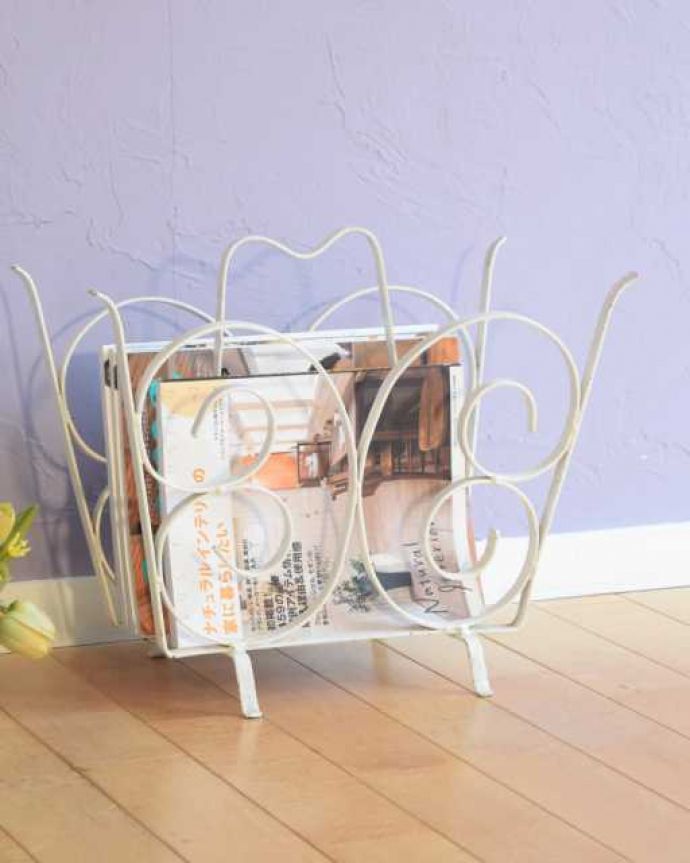 マガジンラック　アンティーク家具　フランスで見つけたお洒落なアイアン製のアンティークマガジンラック。曲線で作られたオシャレなデザインフランスのアンティークらしく、曲線を組み合わせたオシャレなアイアンのデザインが魅力的なマガジンラックです。(k-2703-f)