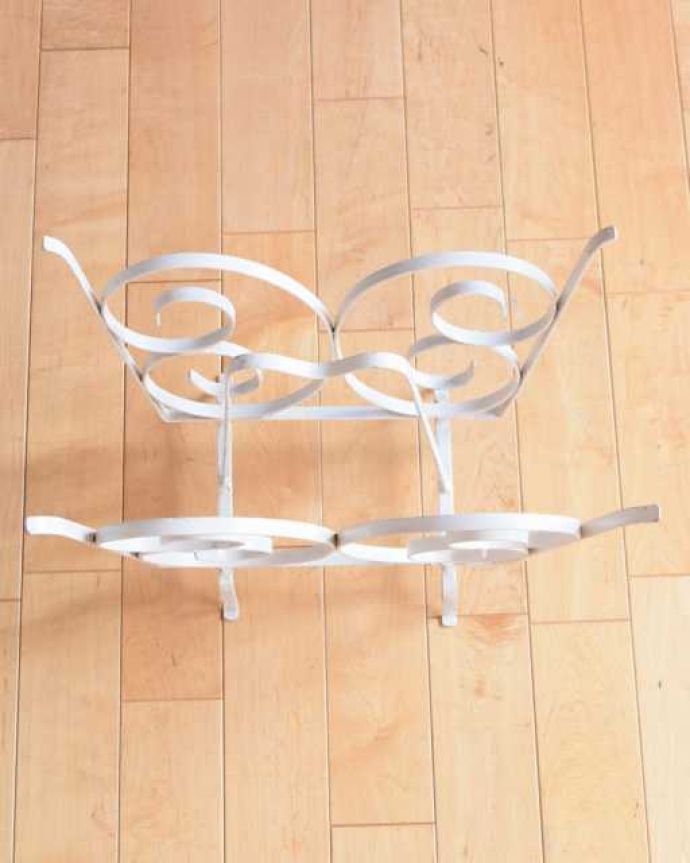 マガジンラック　アンティーク家具　フランスで見つけたお洒落なアイアン製のアンティークマガジンラック。上から見ると･･･意外にたっぷり収納できるので、新聞や雑誌、本などをいろいろ入れて使って下さい。(k-2703-f)