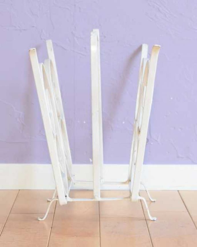 マガジンラック　アンティーク家具　フランスで見つけたお洒落なアイアン製のアンティークマガジンラック。横から見ると･･･横から見てもお洒落なシルエット。(k-2703-f)