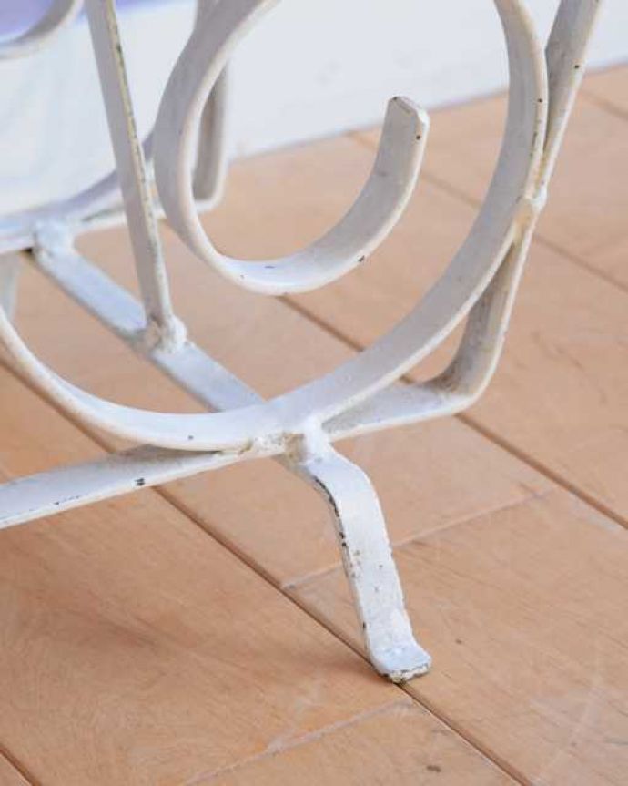 マガジンラック　アンティーク家具　フランスで見つけたお洒落なアイアン製のアンティークマガジンラック。足先も可愛いくるんと湾曲した丸い脚先のデザイン。(k-2703-f)