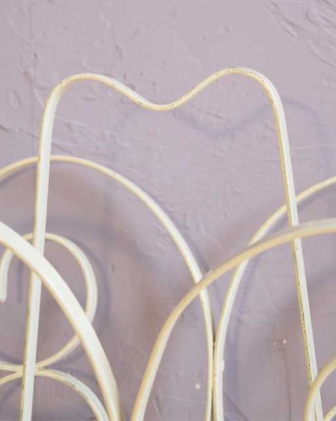 マガジンラック　アンティーク家具　フランスで見つけたお洒落なアイアン製のアンティークマガジンラック。移動もラクラク持ち手が付いているので、移動する時もラクラクです。(k-2703-f)