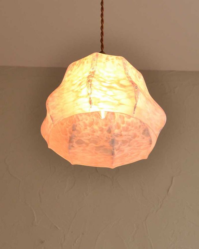 ペンダントライト　照明・ライティング　ピンクのマーブル模様がオシャレなアンティークシェードペンダントライト（コード・シャンデリア電球・ギャラリーなし）。。(k-2703-z)