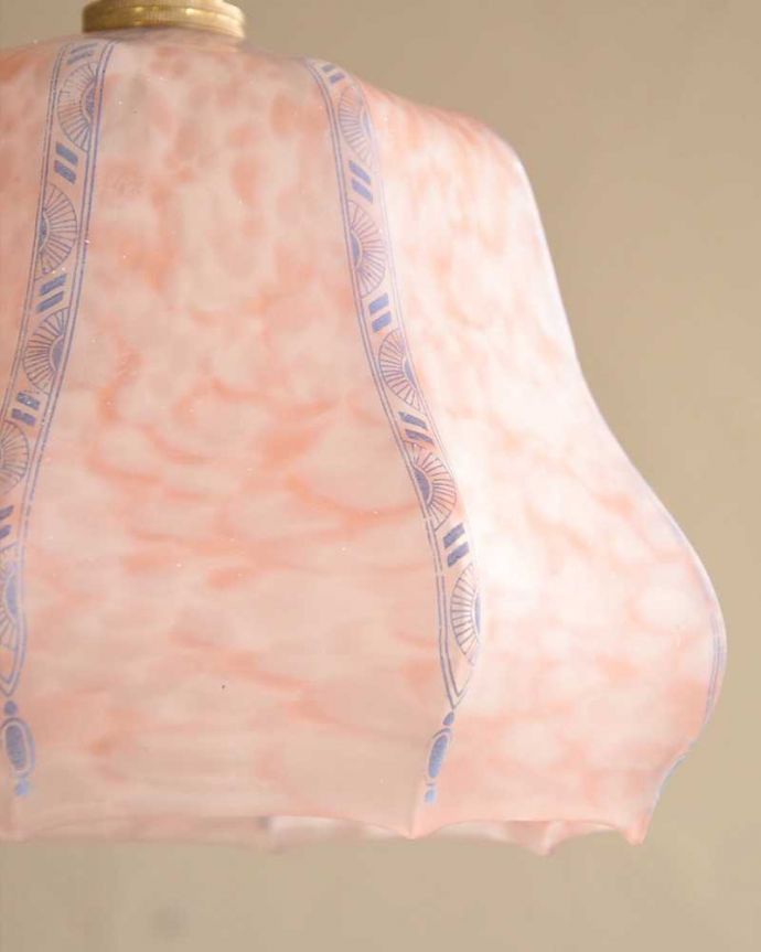 ペンダントライト　照明・ライティング　ピンクのマーブル模様がオシャレなアンティークシェードペンダントライト（コード・シャンデリア電球・ギャラリーなし）。。(k-2703-z)