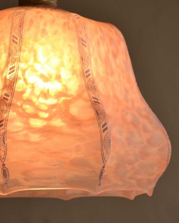 ペンダントライト　照明・ライティング　ピンクのマーブル模様がオシャレなアンティークシェードペンダントライト（コード・シャンデリア電球・ギャラリーなし）。。(k-2703-z)