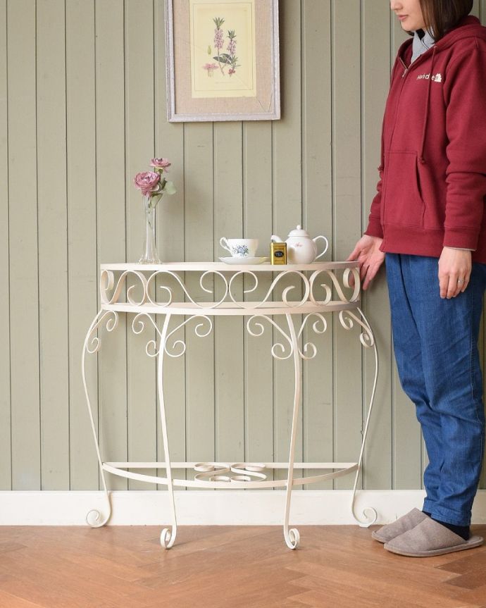 アンティークのテーブル　アンティーク家具　フランスのアンティーク家具、ガラス×アイアンの素敵なコンソールテーブル。壁にピタッと付けるだけで出来るおしゃれコーナーハーフムーン型のコンソールテーブルは見せる場所を作ってくれる最強のアンティーク家具。(k-2704-f)