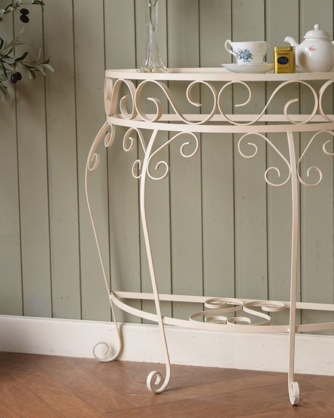 アンティークのテーブル　アンティーク家具　フランスのアンティーク家具、ガラス×アイアンの素敵なコンソールテーブル。アンティークのアイアンが作り出す曲線美まだ機械が現代ほど発達していない時代に、職人さんはどうやって曲げたんだろう？と不思議になるくらいの美しさ。(k-2704-f)