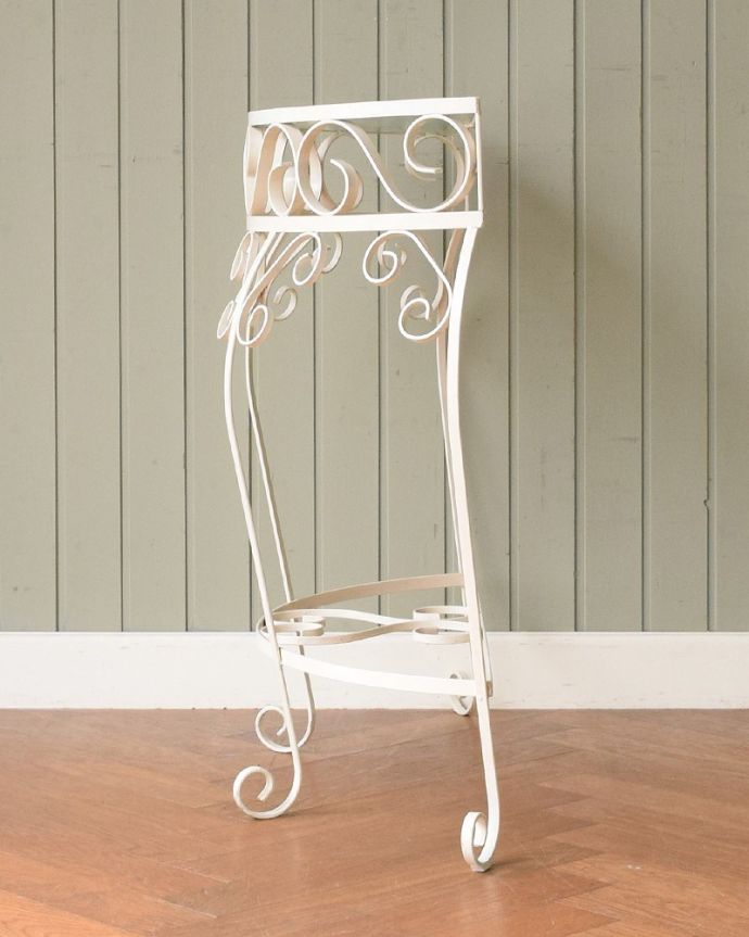 アンティークのテーブル　アンティーク家具　フランスのアンティーク家具、ガラス×アイアンの素敵なコンソールテーブル。横から見るとよく分かります曲線のラインを横から見てみると、こんな感じに見えます。(k-2704-f)