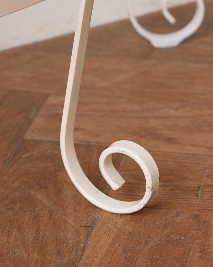 アンティークのテーブル　アンティーク家具　フランスのアンティーク家具、ガラス×アイアンの素敵なコンソールテーブル。持ち上げなくても移動できます！Handleのアンティークは、脚の裏にフェルトキーパーをお付けしていますので、床を滑らせてれば移動が簡単です。(k-2704-f)