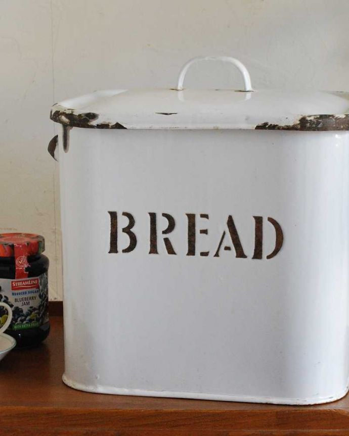 アンティーク ホーロー・アイアン製の雑貨　アンティーク雑貨　可愛いイギリス輸入雑貨、アンティークのブレッド缶（ブレッドビン）。可愛いデザインこのように文字がくっきり彫り込まれたような手法は、インサイズドと呼ばれ、アンティークならではの技なんです。(k-2704-z)