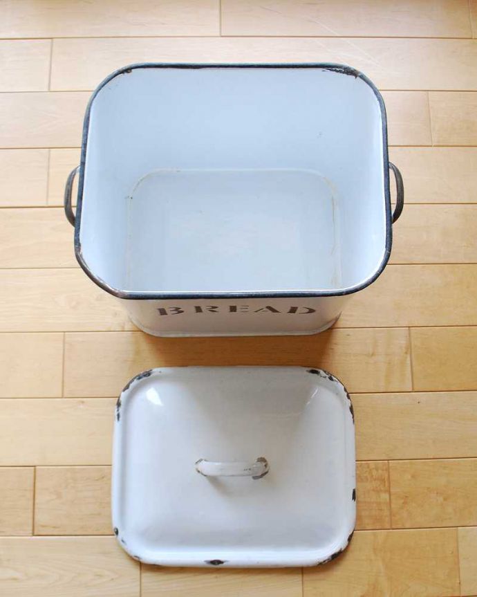 アンティーク ホーロー・アイアン製の雑貨　アンティーク雑貨　可愛いイギリス輸入雑貨、アンティークのブレッド缶（ブレッドビン）。中はこんな感じですアンティークは新品ではなので多少のキズ・汚れがある場合がありますが、使用上問題はありませんので、ご了承下さい。(k-2704-z)