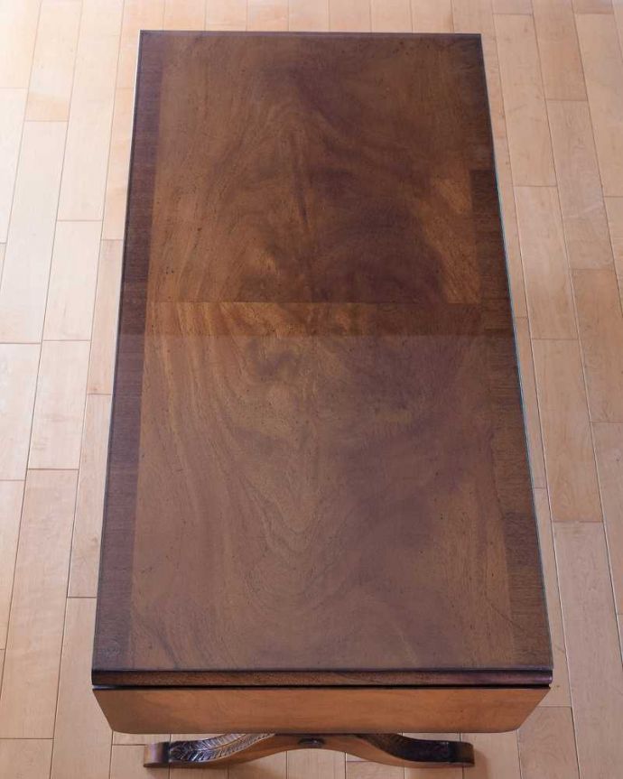 アンティークのテーブル　アンティーク家具　伸張式のローテーブル、ガラス天板のバタフライコーヒーテーブル。畳むとこんなにスリムなサイズリーフを開く前はこんな形です。(k-2705-f)