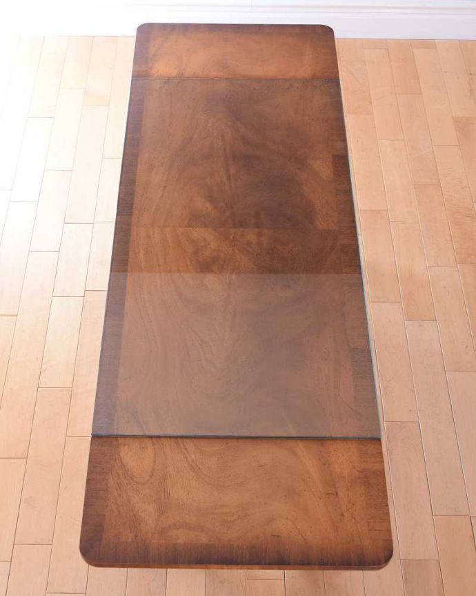 アンティークのテーブル　アンティーク家具　伸張式のローテーブル、ガラス天板のバタフライコーヒーテーブル。天板もキレイにお直ししました。(k-2705-f)