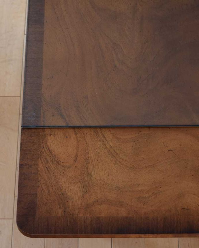 アンティークのテーブル　アンティーク家具　伸張式のローテーブル、ガラス天板のバタフライコーヒーテーブル。天板を近くから見ると･･･Handlleでは修復の際、古い塗装を剥離して再塗装を施していますので、天板もキレイに仕上がっています。(k-2705-f)