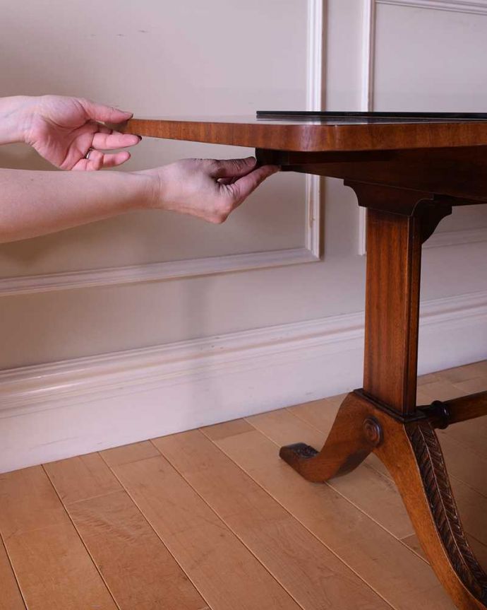 アンティークのテーブル　アンティーク家具　伸張式のローテーブル、ガラス天板のバタフライコーヒーテーブル。あっという間にサイズ変更OK！天板を持ち上げてバーを出すだけで、簡単にサイズが変えれます。(k-2705-f)