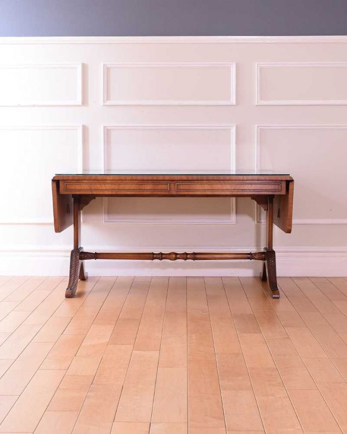 アンティークのテーブル　アンティーク家具　伸張式のローテーブル、ガラス天板のバタフライコーヒーテーブル。リーフを畳むと･･･天板の両側のリーフを畳むと意外にコンパクト。(k-2705-f)