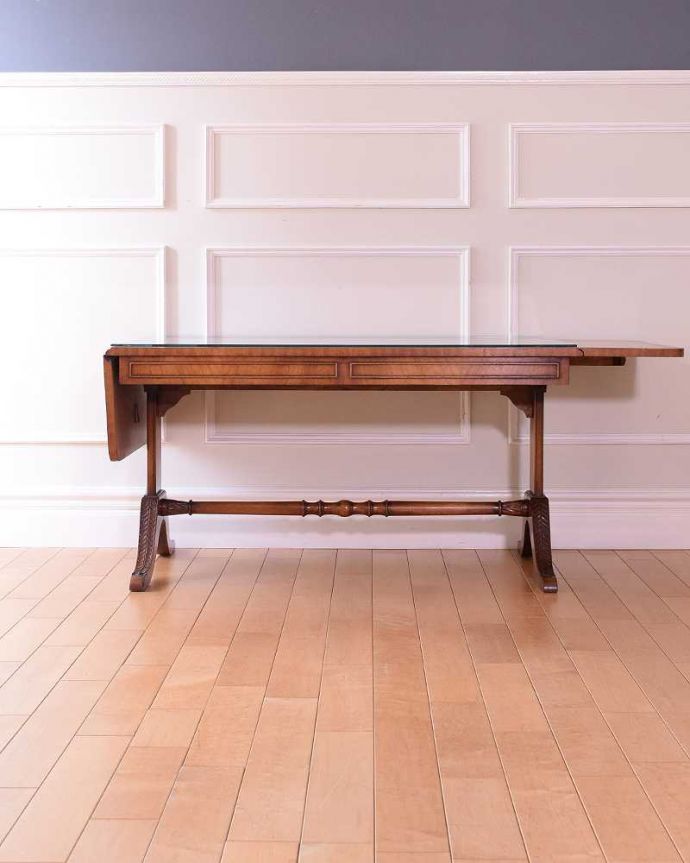 アンティークのテーブル　アンティーク家具　伸張式のローテーブル、ガラス天板のバタフライコーヒーテーブル。片方だけ開いても使えます3WAYで使えるから、片側だけ開いた状態でもOK。(k-2705-f)