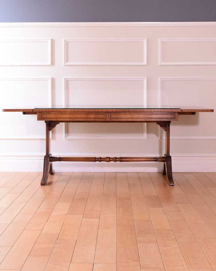 アンティークのテーブル　アンティーク家具　伸張式のローテーブル、ガラス天板のバタフライコーヒーテーブル。両方開いて広々と左右のリーフを開けばゆったりサイズ。(k-2705-f)