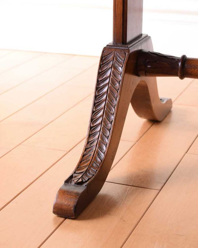 アンティークのテーブル　アンティーク家具　伸張式のローテーブル、ガラス天板のバタフライコーヒーテーブル。女性1人でラクラク運べちゃうんですキャスター付きの脚。(k-2705-f)