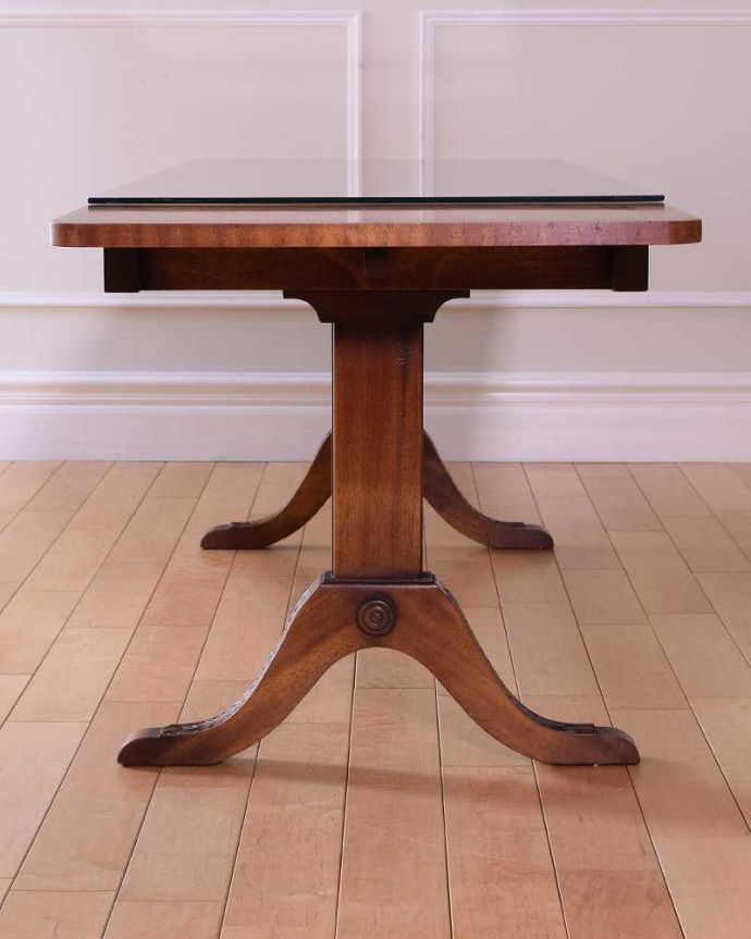 アンティークのテーブル　アンティーク家具　伸張式のローテーブル、ガラス天板のバタフライコーヒーテーブル。横から見てもステキ脚元のデザインは、横から見ると、より美しさが分かります。(k-2705-f)