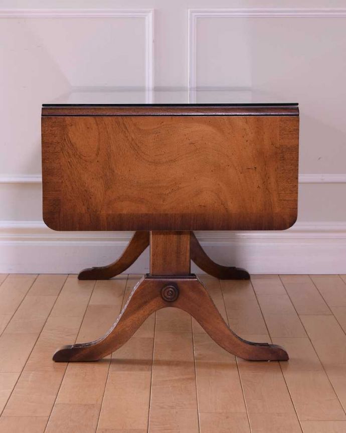 アンティークのテーブル　アンティーク家具　伸張式のローテーブル、ガラス天板のバタフライコーヒーテーブル。天板を畳むとこんな感じ閉じたときは、また違った表情を見せて楽しませてくれます。(k-2705-f)