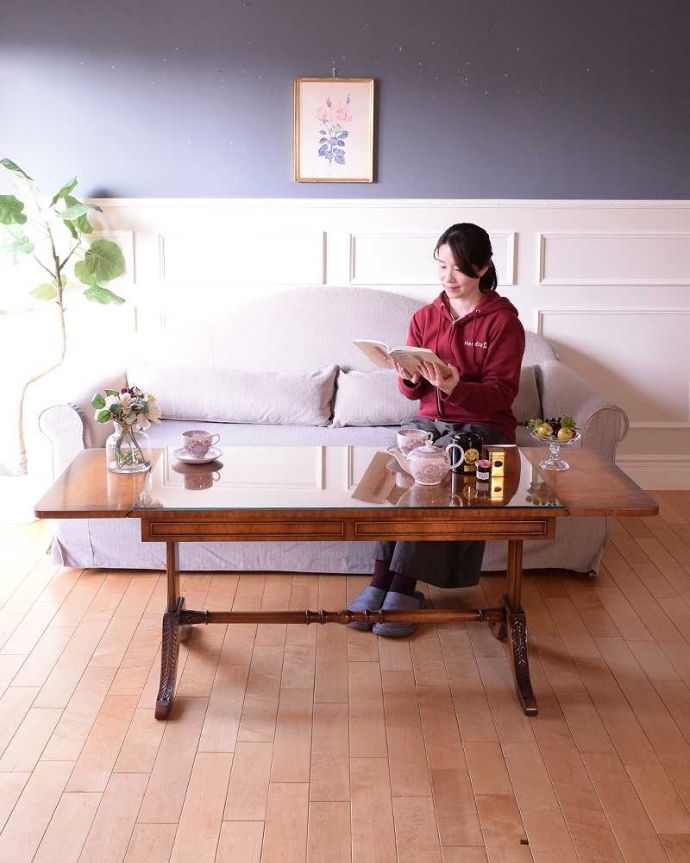 アンティークのテーブル　アンティーク家具　伸張式のローテーブル、ガラス天板のバタフライコーヒーテーブル。蝶の羽がモチーフになった美しいテーブルまるで蝶々が羽を広げるように折りたたみが出来るところから名前が付けられた「バタフライ（蝶々）テーブル」。(k-2705-f)