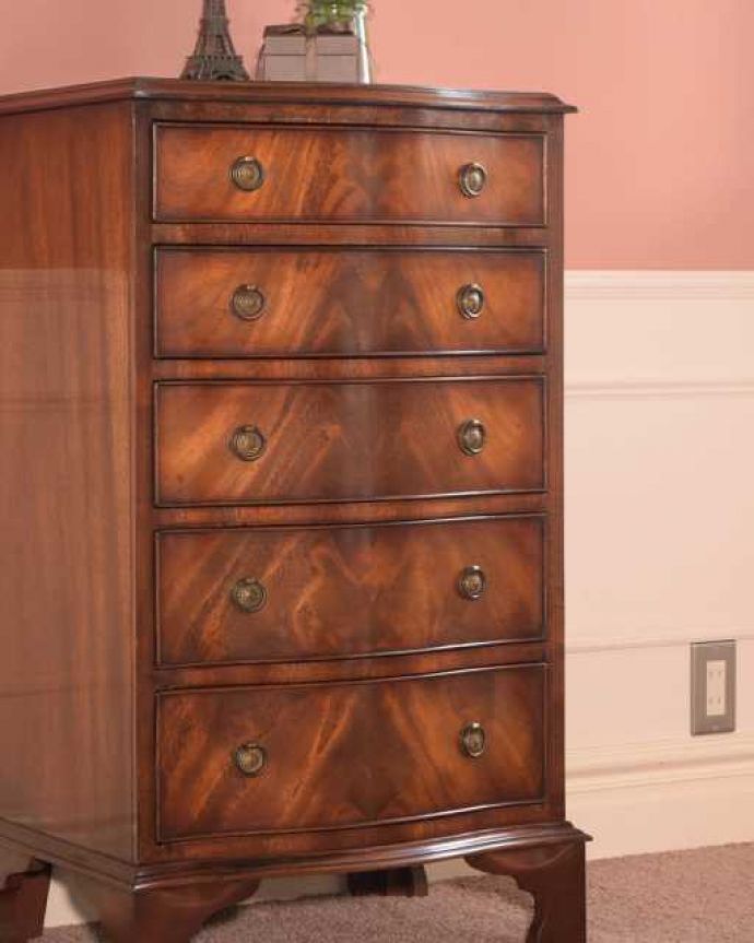 アンティークのチェスト　アンティーク家具　イギリスアンティーク家具、曲線もエレガントなチェストオブドロワーズ（5段）。木目で勝負！アンティークだから手に入る素材のよさシンプルなデザインなのに惹きつけられちゃう一番の魅力は、やはり使われている素材。(k-2706-f)