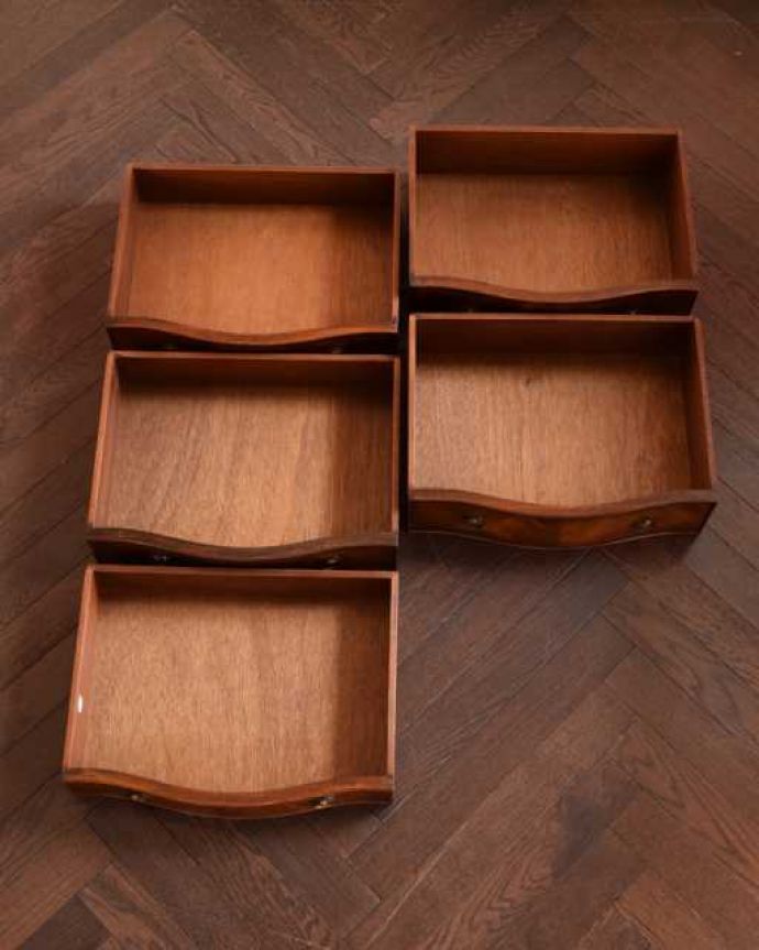 アンティークのチェスト　アンティーク家具　イギリスアンティーク家具、曲線もエレガントなチェストオブドロワーズ（5段）。引き出しの中もとってもキレイですチェストで一番気になるのはやはり引き出しの中。(k-2706-f)