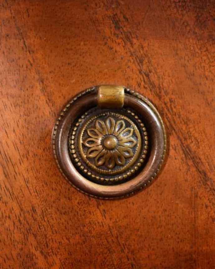 アンティークのチェスト　アンティーク家具　イギリスアンティーク家具、曲線もエレガントなチェストオブドロワーズ（5段）。アンティークらしい取っ手取っ手のデザインまで高級感があるアンティーク家具。(k-2706-f)