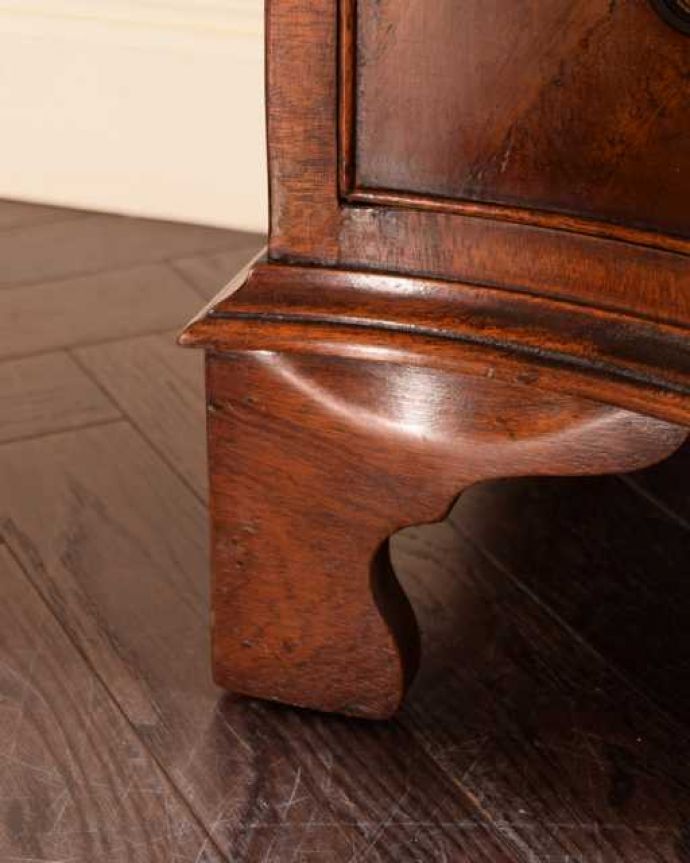 アンティークのチェスト　アンティーク家具　イギリスアンティーク家具、曲線もエレガントなチェストオブドロワーズ（5段）。女性1人でラクラク運べちゃう仕掛けHandleのアンティーク家具は、脚の裏にフェルトキーパーをお付けしています。(k-2706-f)