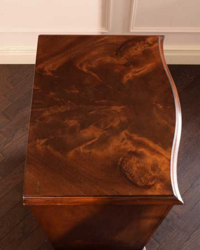 アンティークのチェスト　アンティーク家具　イギリスアンティーク家具、曲線もエレガントなチェストオブドロワーズ（5段）。ピカピカに仕上げましたベッドやソファの横でモノを置いて使えるように、修復する時、天板の塗装もキレイに仕上げました。(k-2706-f)