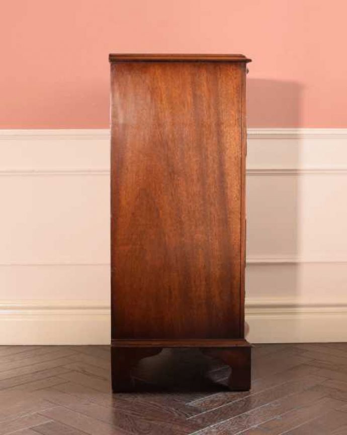 アンティークのチェスト　アンティーク家具　イギリスアンティーク家具、曲線もエレガントなチェストオブドロワーズ（5段）。横から見てもキレイですもちろん、横顔だってキレイ！どこから見ても絵になります。(k-2706-f)