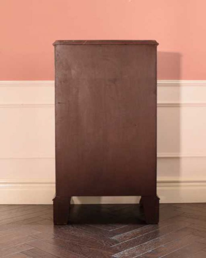 アンティークのチェスト　アンティーク家具　イギリスアンティーク家具、曲線もエレガントなチェストオブドロワーズ（5段）。後ろ姿も見て下さいアンティークは新品ではないので、もちろん経年変化によるキズはありますが、専門の職人が修復しました。(k-2706-f)