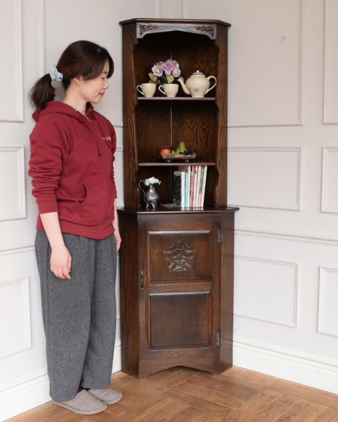 アンティークのキャビネット アンティーク家具 チューダーローズの彫刻が華やかな英国アンティーク家具、コーナーキャビネット。お部屋を角から格上げしてくれますインテリアの素敵な国から来た家具は使い方も美しい・・・お部屋の角から華やかな雰囲気を作ってくれます。(k-2707-f)