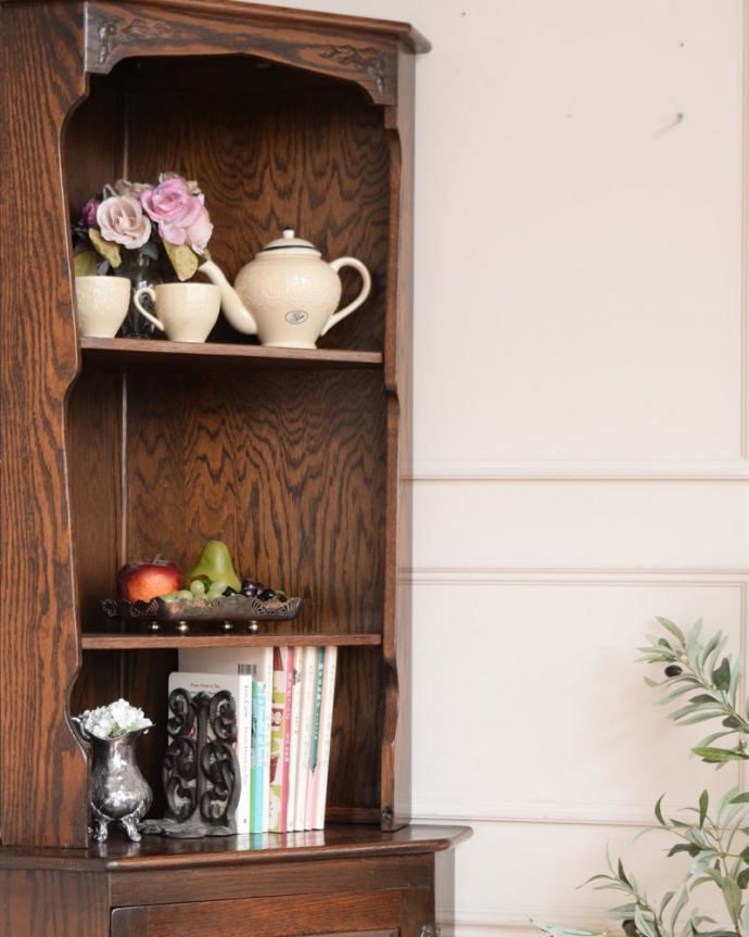 アンティークのキャビネット アンティーク家具 チューダーローズの彫刻が華やかな英国アンティーク家具、コーナーキャビネット。お部屋の角にピタッと収まる飾り棚お部屋の角にピッタリ収まっちゃうから、どこでも使える便利なコーナーキャビネット。(k-2707-f)