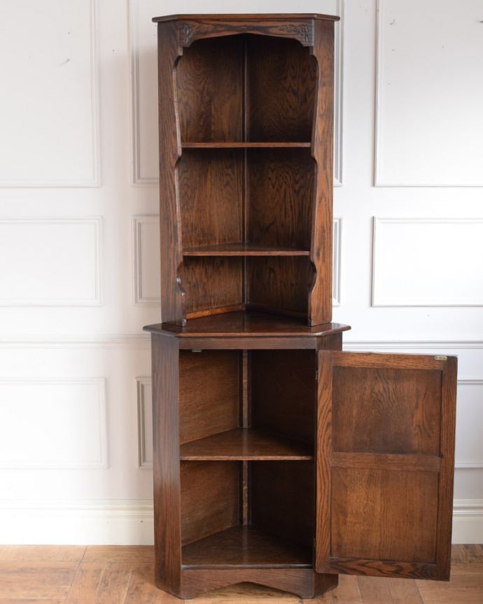 アンティークのキャビネット アンティーク家具 チューダーローズの彫刻が華やかな英国アンティーク家具、コーナーキャビネット。飾り棚はしっかり修復しました。(k-2707-f)