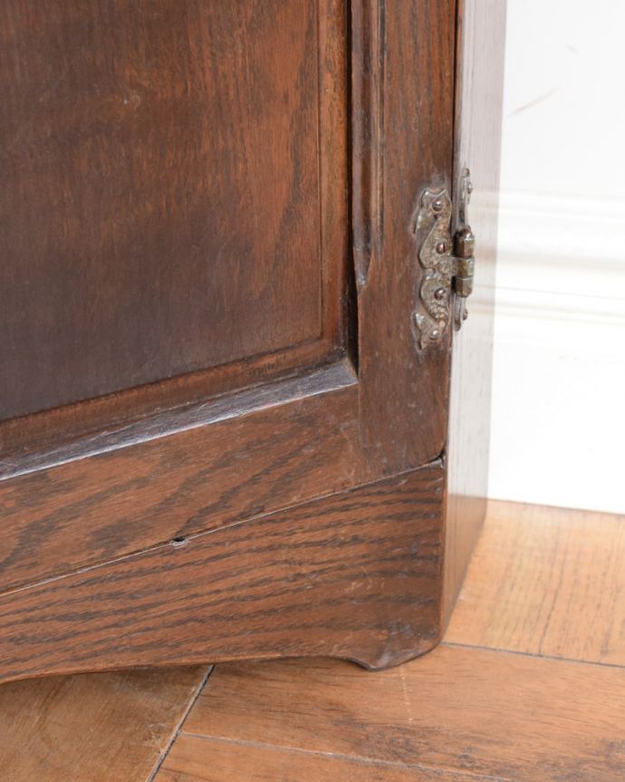 アンティークのキャビネット アンティーク家具 チューダーローズの彫刻が華やかな英国アンティーク家具、コーナーキャビネット。女性1人でラクラク運べちゃう仕掛けHandleのアンティークは、脚の裏にフェルトキーパーをお付けしています。(k-2707-f)