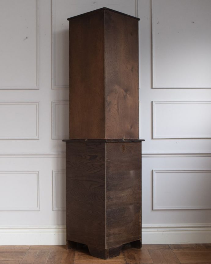 アンティークのキャビネット アンティーク家具 チューダーローズの彫刻が華やかな英国アンティーク家具、コーナーキャビネット。見えない場所もキレイです壁に付けてしまうから見えない場所なんだけれど、専門の職人がキレイにお直しをしているのでキレイなんです。(k-2707-f)