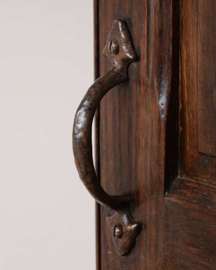 アンティークのキャビネット アンティーク家具 チューダーローズの彫刻が華やかな英国アンティーク家具、コーナーキャビネット。開ける度にワクワク高級感漂うアンティークらしいデザインの取っ手。(k-2707-f)