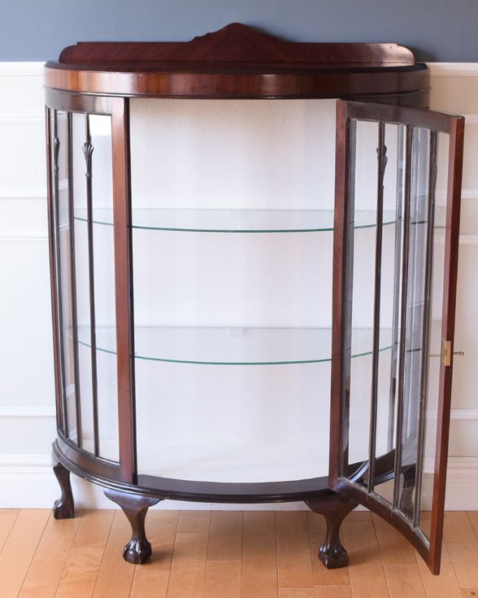 ガラスショーケースの扉の中