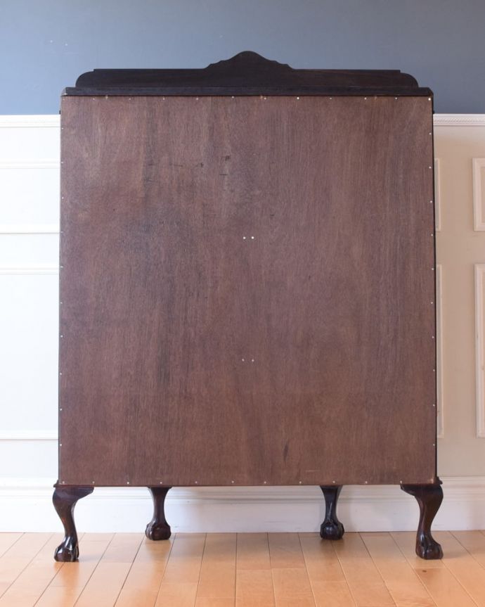 ショーケースの後ろ姿